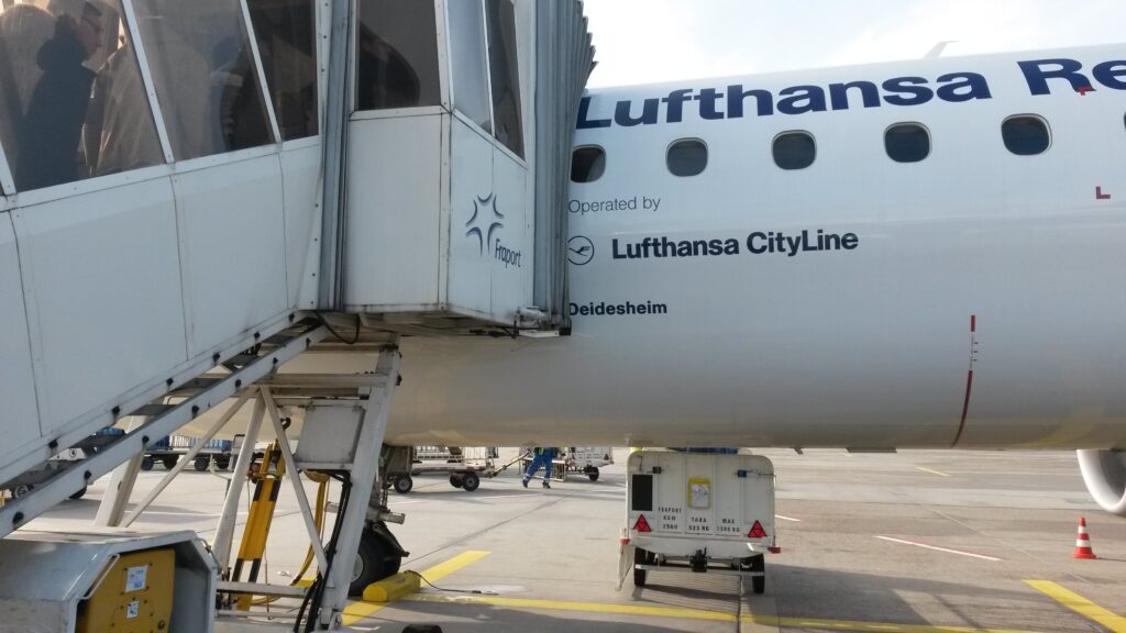 Mit dem Taxi Flughafentransfer zum Fraport. Lufthansa Regional Embraer E190 von Lufthansa CityLine D-AECA mit dem Taufnamen Deidesheim